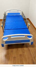 Vista frontal real de cama clínica Glomed 23-4P042, fondo limpiado