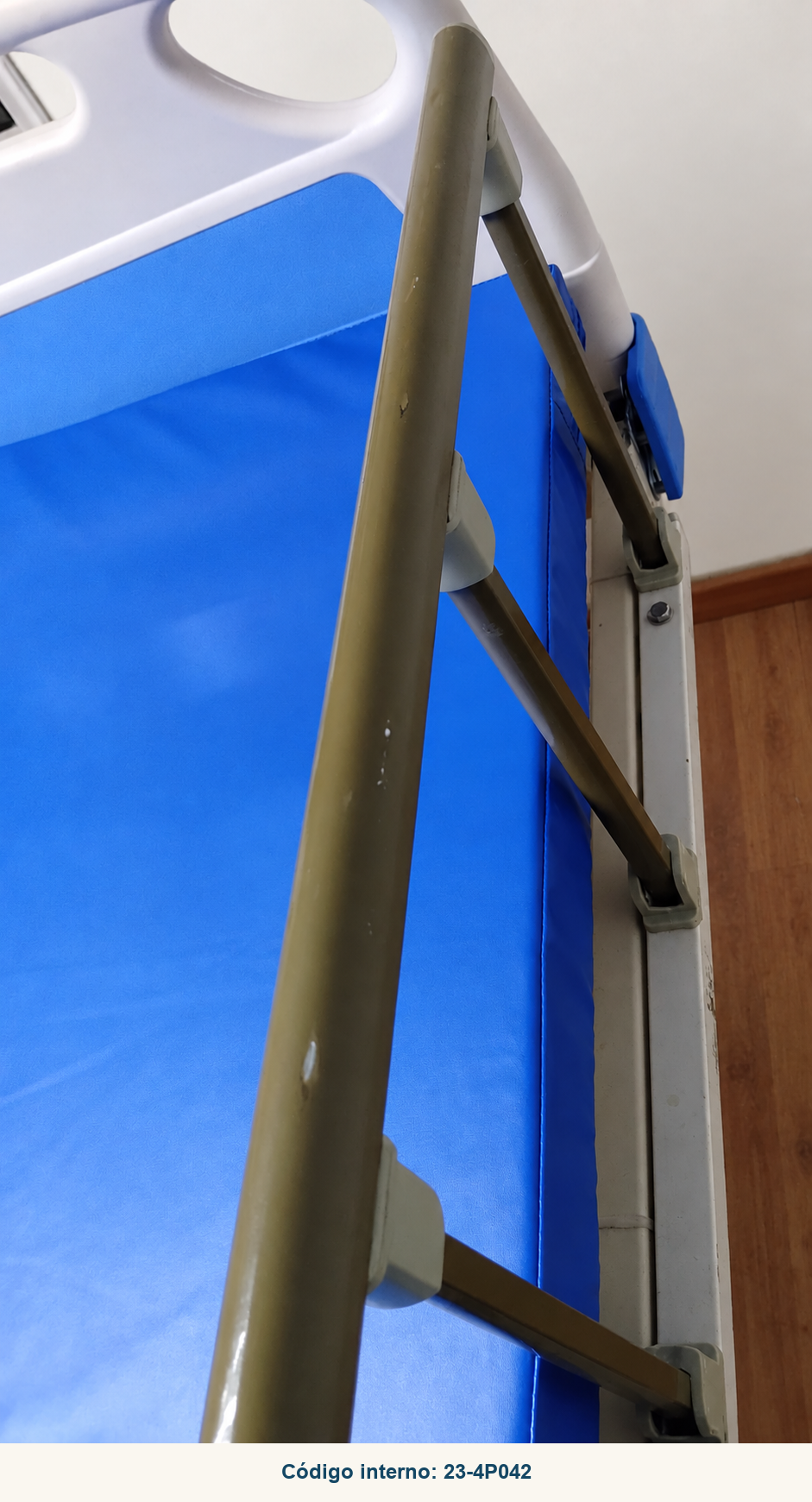 Detalle real de baranda con desgaste estético, cama 23-4P042