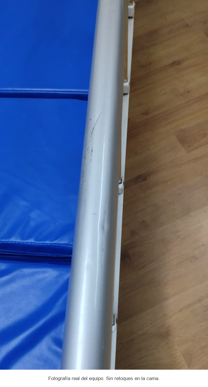 Detalle real de rayones en la baranda. Cama seminueva; fotografía real sin retoques del equipo.