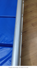 Detalle real de rayones en la baranda. Cama seminueva; fotografía real sin retoques del equipo.