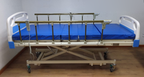 Cama Glomed en posición plana con ambas barandas elevadas.