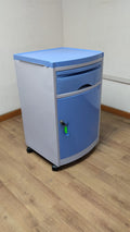 Velador clínico seminuevo azul y gris con llave, vista frontal.