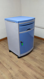 Velador clínico seminuevo azul y gris con llave, vista frontal.